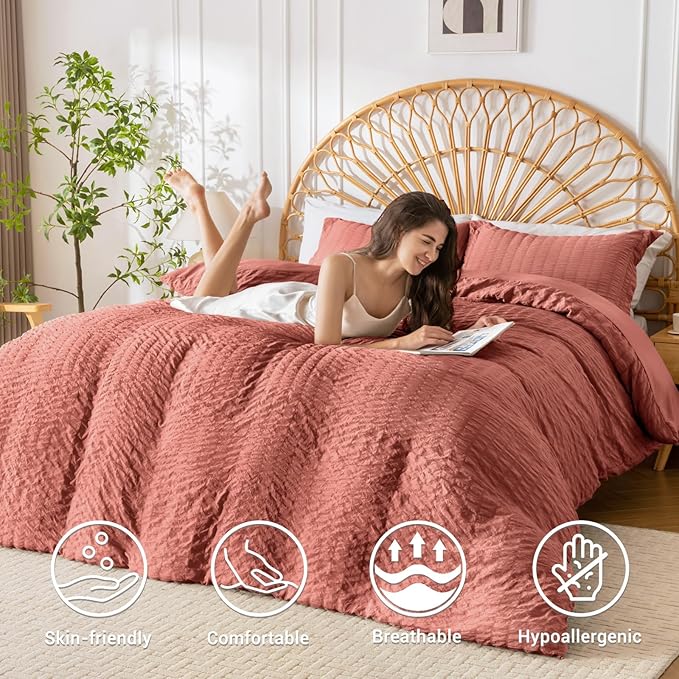 HYMOKEGE Coral Red Duvet Cover Full Size, Ultra Soft 3-Piece Seersucker Duvet - Image 2