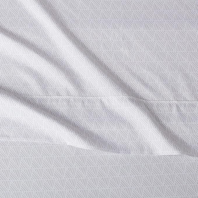 Amazon Basics Lightweight Super Soft Easy Care 3-Piece Microfiber Cozy Bed - Image 4